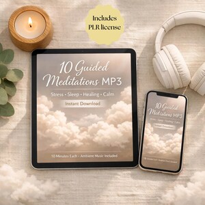 以下が含まれることがあります： 「10 Guided Meditations MP3」と表示されたタブレットとスマートフォンのデジタルダウンロード画像。ストレス、睡眠、癒し、落ち着きに関するテキストが表示されています。 燃えているろうそくと白いヘッドフォンも見えます。