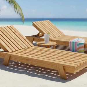 Può includere: Due sedie a sdraio in legno con schienali regolabili su una spiaggia sabbiosa. Un tavolino rotondo contiene un bicchiere con una bevanda. Un asciugamano a righe colorate è appoggiato su una sedia, con palme e l'oceano sullo sfondo.