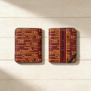 Op de afbeelding: Twee bordeauxrode en gouden Washington Commanders telefoonhoesjes. De hoesjes hebben het logo en de naam van het team in een herhalend patroon. Eén hoesje heeft verticaal de tekst "YOUR TEXT HERE".