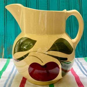 Jarra vintage de cerámica Watt Pottery con forma de manzana y borde para hielo