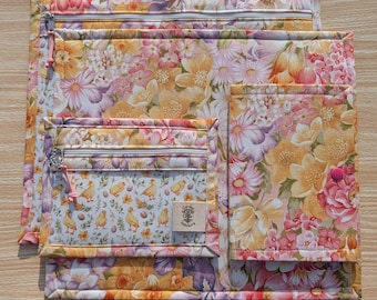 Conjunto de Bolsa para Projetos de Ponto Cruz e Bordado – Bolsa Organizadora com Zíper – Bolsa Artesanal com Frente em Vinil – Flores e Pintinhos da Primavera