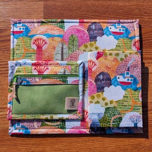 Puede incluir: Una taza de cer&aacute;mica blanca con un asa negra y el texto "But First, Coffee" en negro, con una fuente de estilo manuscrito. La taza est&aacute; sobre una superficie blanca.