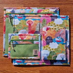 Puede incluir: Una bandeja de servicio de madera hecha a mano con acabado natural. De forma rectangular, presenta bordes elevados y asas integradas. La veta de la madera es visible. Dimensiones: aproximadamente 40 cm de largo, 25 cm de ancho y 5 cm de alto.