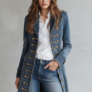 以下が含まれることがあります： 金色のボタンが付いた長いデニムジャケット。 ジャケットはダブルブレストのデザインで、白いボタンダウンシャツとブルージーンズの上に着用されています。 ジャケットの袖は長く、全体的なスタイルはクラシックです。