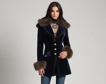 Kurtka z aksamitu w stylu vintage z kołnierzem ze sztucznego futra – elegancki damski zimowy płaszcz w stylu retro – miękka odzież wierzchnia z poliestru