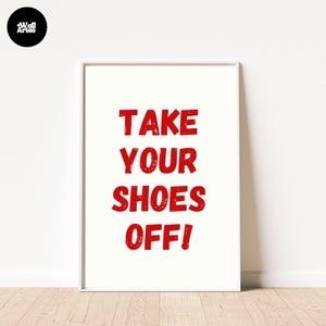 Letrero imprimible &quot;Quítate los zapatos&quot; / Arte divertido para la pared de la entrada / Texto rojo en negrita, descarga digital / Póster de &quot;Sin zapatos&quot;, impresión instantánea
