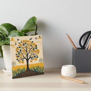 Puede incluir: Lámina artística que representa un árbol estilizado con hojas amarillas y verdes, sobre un cielo beige con pájaros volando. El árbol se alza en un campo de flores amarillas, con un sistema de raíces marrón. Dos árboles más pequeños en el fondo.