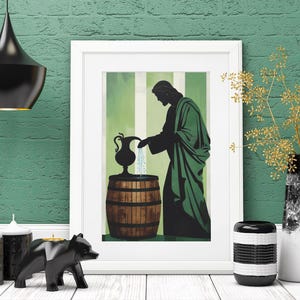 Puede incluir: Impresión artística enmarcada que representa una figura con túnica verde vertiendo agua de una jarra negra en un barril de madera. El fondo presenta rayas verticales verdes y blancas. La escena está ambientada contra una pared verde azulado, con velas, una figura de oso y una lámpara colgante negra y dorada.