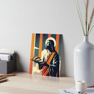 Puede incluir: Impresión artística que presenta una figura con un halo, sosteniendo pan en una bandeja. La obra de arte utiliza una paleta de naranja, azul y blanco, con una estética retro. El fondo tiene rayas verticales.