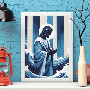 Puede incluir: Una impresión artística enmarcada representa una figura con túnicas azules con un halo, de pie en el agua. La obra de arte presenta una combinación de colores azul y blanco, con un fondo a rayas. También se ven una linterna roja y una lámpara negra.