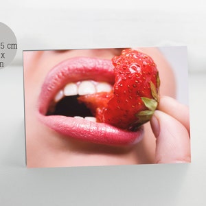 Carte érotique de voeux, carte de voeux sexy d’anniversaire, belle dame, salutations d’anniversaire, fétiche de nourriture, art kinky, art érotique, plis, baies