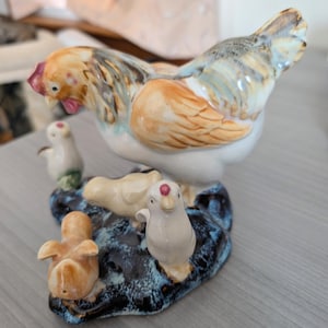 Vintage Ceramic Hen & Chicks Figurine – Cottagecore Farmhouse Decor – Hand-Painted Mother Hen Statue