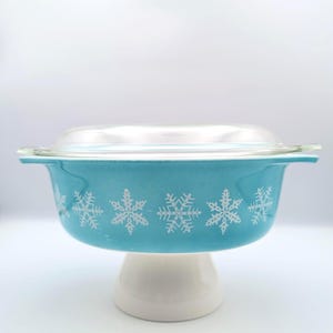 Vintage Pyrex Snowflake Casserole Dish 1.5 Qt – Turquoise 043 w/ Lid – Mid Century Glass Bakeware – Retro Holiday Kitchen Decor