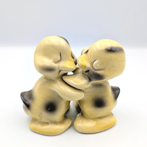 Salero y pimentero vintage con forma de patito abrazado: cerámica de estilo japonés de los años 50