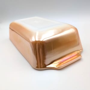 Teglie Fire-King Peach Lustre: set da cucina di metà secolo