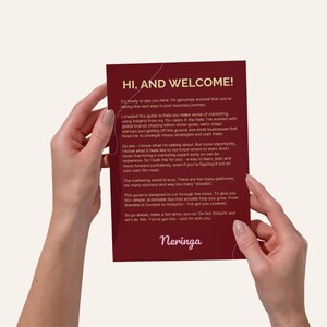 K&ouml;nnte beinhalten: Ein weinroter Business-Ratgeber mit dem Text "HI, AND WELCOME!" und dem Namen "Neringa". Der Ratgeber enth&auml;lt Text &uuml;ber Marketingstrategien und Gesch&auml;ftswachstum. Der Ratgeber wird von einer Person gehalten.