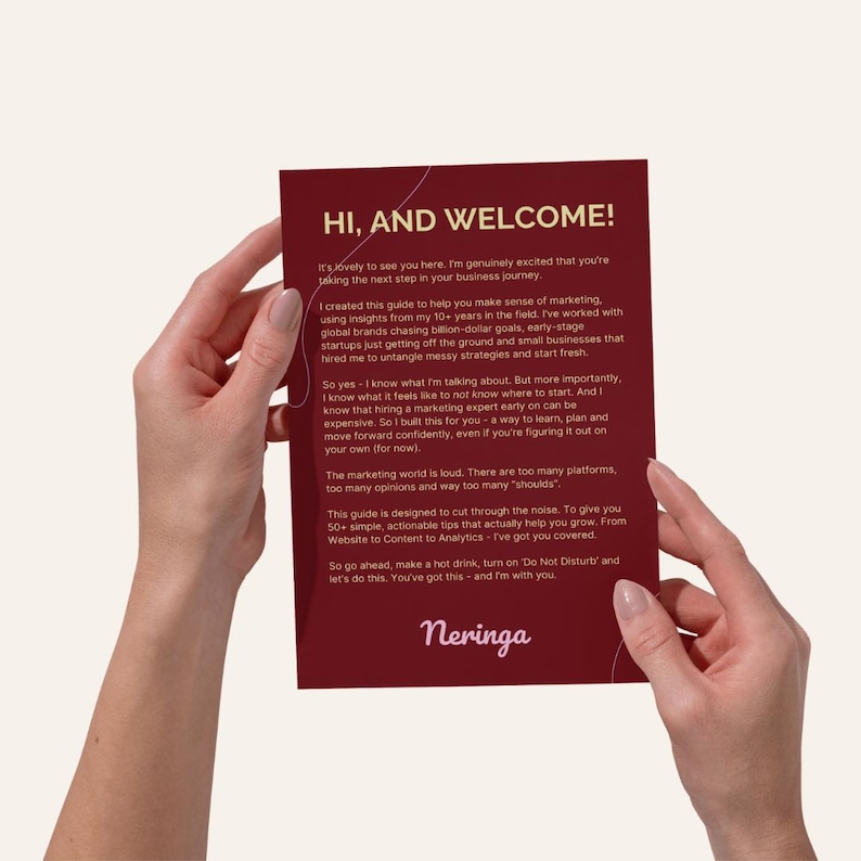 K&ouml;nnte beinhalten: Ein weinroter Business-Ratgeber mit dem Text "HI, AND WELCOME!" und dem Namen "Neringa". Der Ratgeber enth&auml;lt Text &uuml;ber Marketingstrategien und Gesch&auml;ftswachstum. Der Ratgeber wird von einer Person gehalten.