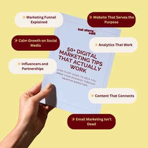 K&ouml;nnte beinhalten: Ein hellblaues Buch mit dem Titel "50+ Digital Marketing Tips That Actually Work" wird von einer Hand vor einem gelben Hintergrund gehalten. Das Buchcover zeigt wei&szlig;en Text und den Untertitel "A No-Fluff Guide to Help You Grow Your Business Through Smarter Marketing."