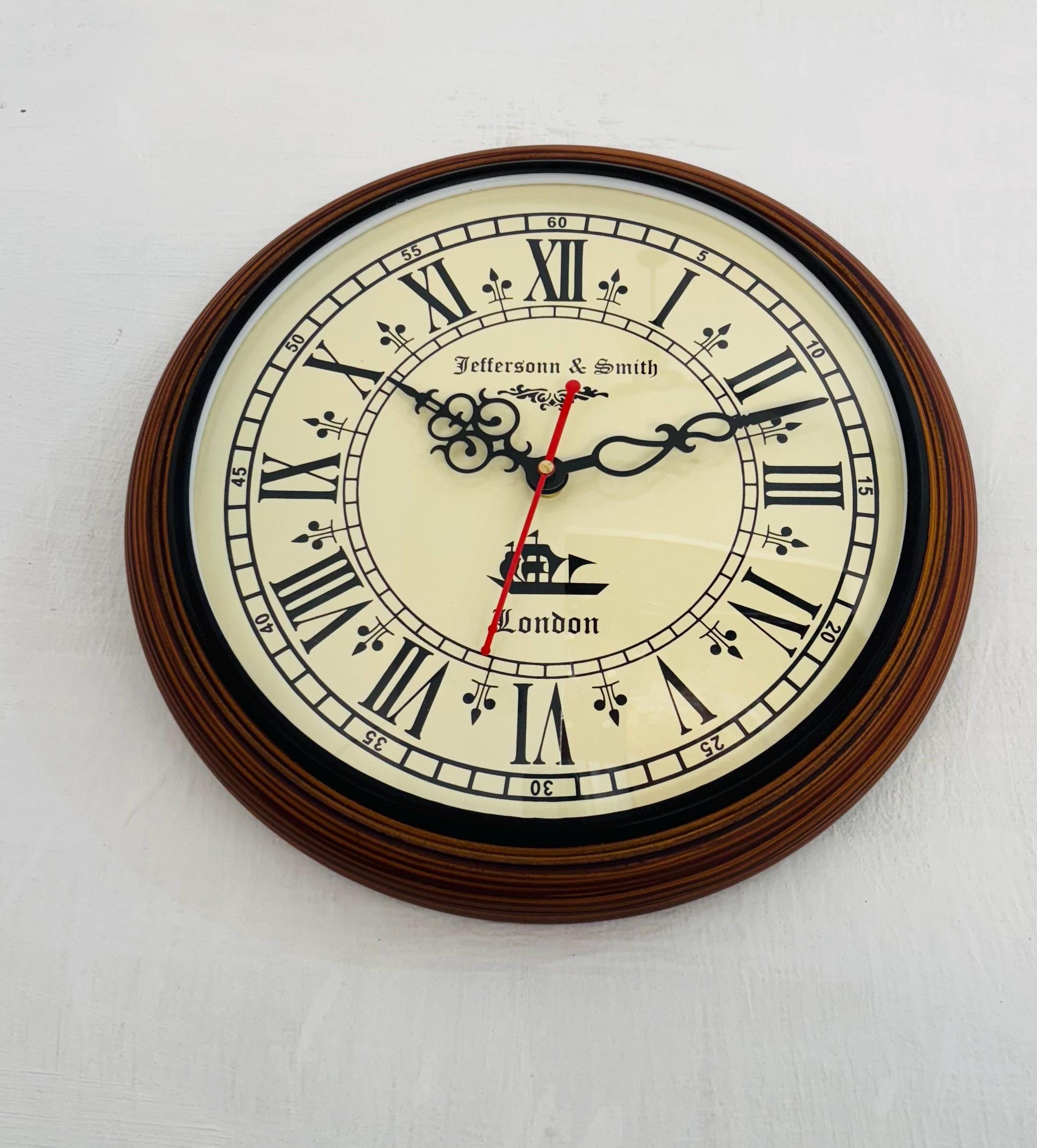 ヴィンテージスタイルのローマ数字壁掛け時計：クラシックなホーム