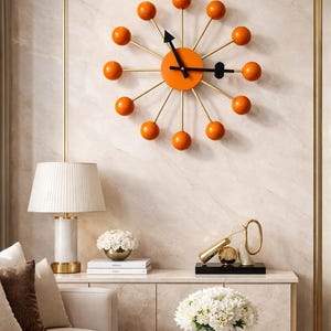 Reloj de bola naranja: decoración de pared moderna de mediados de siglo con estrellas atómicas