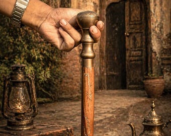 アンティーク調の木製杖（真鍮製ハンドル付き）、ヴィンテージスタイルの杖、手作りの素朴な杖、古き良き紳士の杖