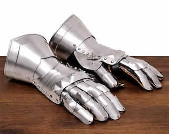 Guanti in metallo in stile medievale / Espositore per armature