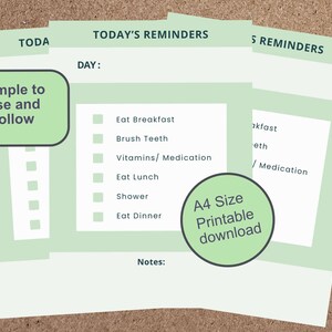 Op de afbeelding: Lichtgroene, bedrukbare A4-herinneringsbladen met de tekst "Today's Reminders". De bladen bevatten selectievakjes voor dagelijkse taken zoals ontbijten en medicijnen innemen. Tekst op de bladen luidt "Simple to use and follow" en "A4 Size Printable download".