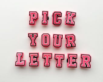 Adornos para zapatos con letras rosas, adornos de cocodrilo con el alfabeto, letras universitarias