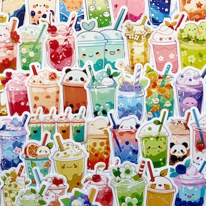 Può includere: Una collezione di adesivi colorati con vari disegni di bubble tea. Ogni adesivo mostra un gusto e un topping diversi, con simpatici personaggi dei cartoni animati ed elementi decorativi come ciliegie e fette di frutta. Gli adesivi sono di varie forme e dimensioni.