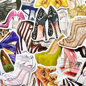 Puede incluir: Una colección de pegatinas de zapatos de tacón alto de colores. Las pegatinas presentan varios diseños, incluyendo tacones rosas, verdes, negros y estampados. Algunos tacones tienen adornos como encaje y correas.