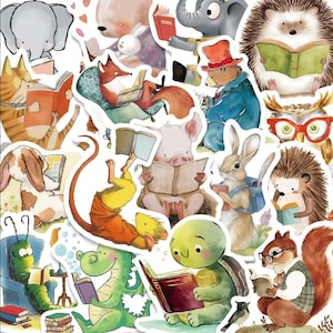 Peut inclure: Une collection d'autocollants colorés représentant divers animaux lisant des livres. Les illustrations incluent un éléphant, un ours, un renard, un cochon, un lapin, un hérisson, une tortue et un écureuil, chacun absorbé dans un livre. Les autocollants sont de style aquarelle.