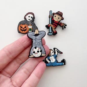 Może przedstawiać: Kolekcja zawieszek z postaciami z horrorów. Zawiera Michaela Myersa z dynią i kawą, Freddy'ego Kruegera na słupie, Jasona Voorheesa do góry nogami i Michaela Myersa z nożem.