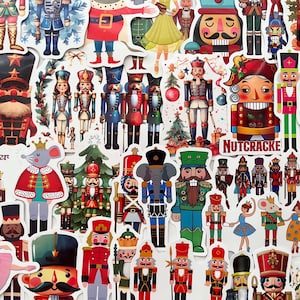 Può includere: Una collezione di adesivi colorati a tema schiaccianoci in vari design. Gli adesivi raffigurano soldati, topi e altri personaggi del balletto Schiaccianoci, con la scritta "Nutcracker".