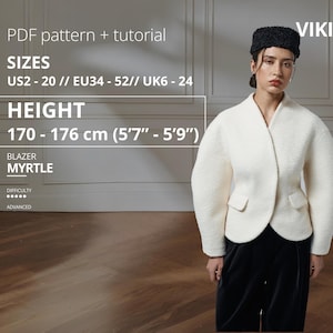 Puede incluir: Una mujer modela una blazer color crema con un diseño redondeado único, combinada con pantalones negros. La imagen incluye texto que indica que el patrón de la blazer se llama "MYRTLE" y es para tallas EU34-52, con una altura de 170-176 cm.