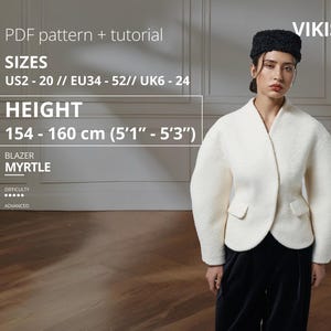 Pode incluir: Uma mulher usa um blazer creme com um design arredondado único. O blazer tem decote em V e dois pequenos bolsos. O texto indica que o padrão é para tamanhos EU34-52 e uma altura de 154-160 cm. O blazer chama-se Myrtle.