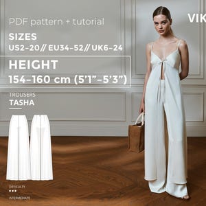 Op de afbeelding: Een set van drie keramische mokken met een gespikkelde, matte afwerking. De mokken zijn in crème, lichtbruine en donkerbruine tinten. Elke mok heeft een eenvoudig, minimalistisch ontwerp.