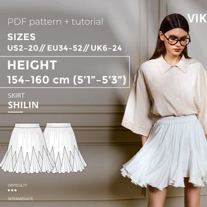 Op de afbeelding: Een vrouw draagt een witte geplooide rok en een beige gestreept overhemd. De afbeelding bevat tekst die een PDF-patroon en tutorial aangeeft voor een rok genaamd SHILIN, met maten EU34-52 en een lengte van 154-160 cm.