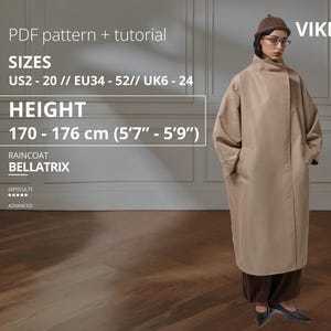 Puede incluir: Un impermeable beige con cuello alto y mangas largas. La imagen incluye texto que indica que el patrón es para tallas EU34-52 y la altura es de 170-176 cm. El patrón se llama "Raincoat Bellatrix".