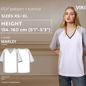 Könnte beinhalten: Ein weißes und graues T-Shirt mit V-Ausschnitt und kurzen Ärmeln. Das Shirt ist Teil eines PDF-Musters und Tutorials, Größen XS-XL, für eine Körpergröße von 154-160 cm. Das Design heißt Marley und ist für Anfänger geeignet.