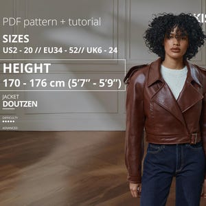 Puede incluir: Una mujer con una chaqueta de cuero marrón con hebilla y vaqueros azul oscuro. La imagen incluye texto que indica un patrón PDF y un tutorial para la chaqueta "DOUTZEN", con tallas EU34-52 y una altura de 170-176 cm.
