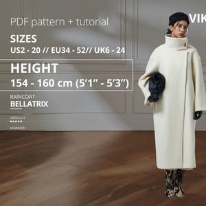 Op de afbeelding: Een crèmekleurige regenjas met een hoge kraag en knoopsluiting. De afbeelding bevat tekst die aangeeft dat het patroon voor maten EU34-52 is, voor hoogtes van 154-160 cm. De regenjas heet "Bellatrix".