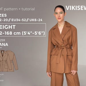 Puede incluir: Una mujer con un blazer marrón y pantalones a juego. El blazer tiene cinturón en la cintura y dos bolsillos delanteros. La imagen incluye texto que dice: "Patrón PDF + tutorial", "TALLAS US2-20", "ALTURA 162-168 cm" y "BLAZER RIANA".
