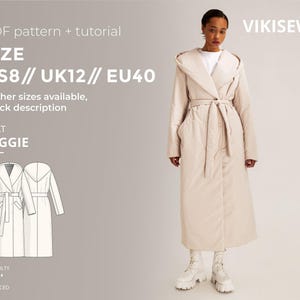 Può includere: Un cappotto lungo beige con cappuccio e cintura annodata, indossato da una persona. Il cappotto fa parte di un modello PDF e tutorial, con taglie US8, UK12 ed EU40 disponibili. Il cappotto si chiama Reggie ed è classificato come avanzato.