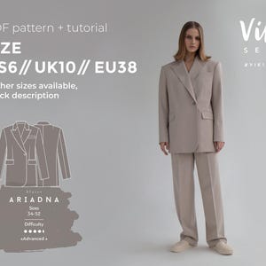 Op de afbeelding: Een beige blazer en bijpassende broek worden getoond in een studio-opname. De afbeelding bevat tekst die aangeeft dat het patroon een PDF is met een tutorial, maat EU38, UK10, US6 en andere maten beschikbaar. De moeilijkheidsgraad is gevorderd.