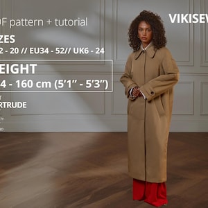 Op de afbeelding: Een vrouw draagt een lange, bruine jas met kraag en knoopsluiting, gecombineerd met een rode broek. De afbeelding bevat tekst die aangeeft dat het jaspatroon verkrijgbaar is in de maten EU34-52, voor hoogtes van 154-160 cm. Het patroon is "Coat Gertrude".