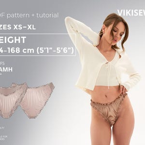Könnte beinhalten: Ein PDF-Schnittmuster und Tutorial für Slips, Größen XS-XL. Die Körpergröße ist 154-168 cm. Die Slips sind hellbraun mit Rüschenkante. Der Text auf dem Bild lautet "VIKISEWS" und "FÜR ANFÄNGER GEEIGNET".