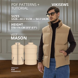 Può includere: Un gilet imbottito beige con collo alto e chiusura frontale con zip. Il testo sull'immagine include PDF PATTERNS + TUTORIAL, VIKISEWS, SIZES US28-44, HEIGHT 170-176 CM, VEST MASON e DIFFICULTY INTERMEDIATE.