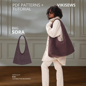 Może przedstawiać: Ciemnofioletowa, teksturowana, puszysta torba typu hobo z pojedynczym paskiem na ramię. Obraz zawiera tekst PDF PATTERNS + TUTORIAL, VIKISEWS, BAG SORA oraz DIFFICULTY. Torba posiada zakrzywione, szerokie otwarcie oraz zwężający się ku dołowi kształt.