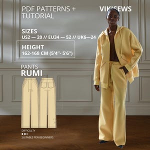 Puede incluir: Una chaqueta con capucha y cremallera de color amarillo pálido y pantalones anchos a juego. La imagen incluye texto: PDF PATTERNS + TUTORIAL, VIKISEWS, SIZES EU34-52, HEIGHT 162-168 CM, PANTS RUMI y un dibujo técnico de los pantalones.