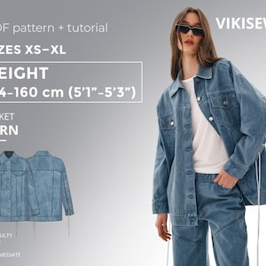 Könnte beinhalten: Hellblaue Jeansjacke und passende Hose. Die Jacke hat einen klassischen Kragen, aufgesetzte Taschen und Schnürdetails an den Ärmeln. Der Text im Bild lautet "VIKISEWS", "JACKET FERN" und "GRÖSSEN XS-XL". Die Höhe beträgt 154-160 cm.